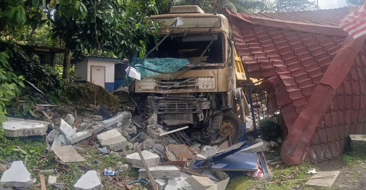 Treler Hilang Kawalan, Rempuh Pos Polis Bantuan Felda Kechau 8