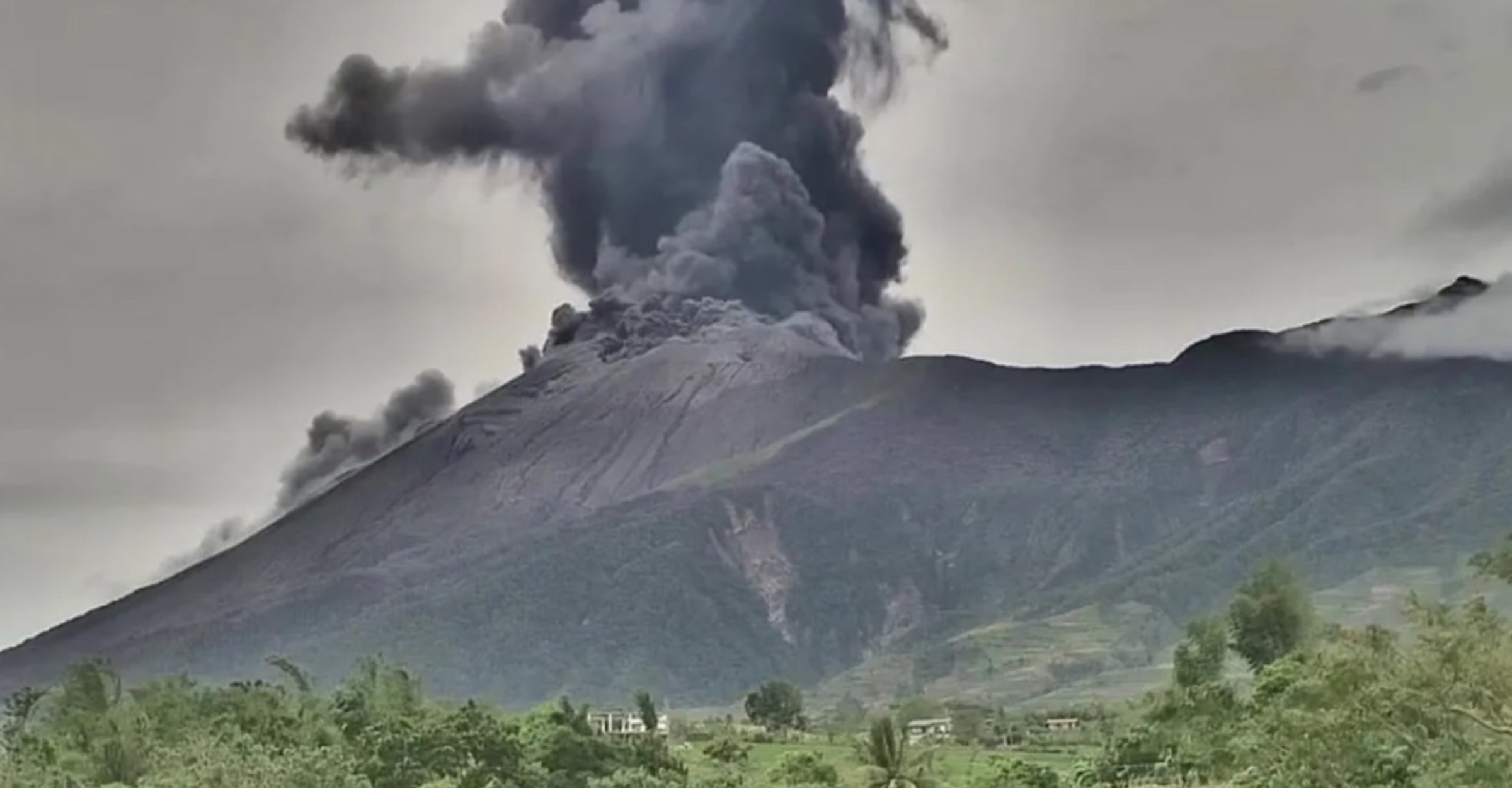 Abu Naik Lebih Dua Kilometer Susulan Letusan Gunung Kanlaon