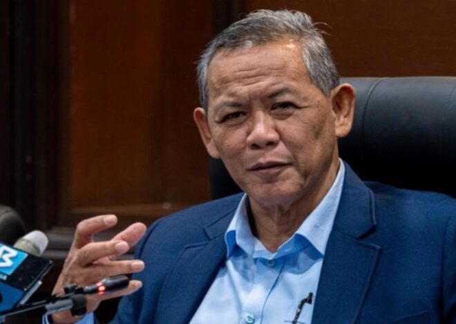 PM Anwar Mengadap Tuanku Muhriz, Sokong Titah Aminuddin Teruskan Tugas Sebagai MB